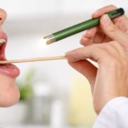 roedern.untersuchung-mun-hals Halsuntersuchung mit Spatel und Licht