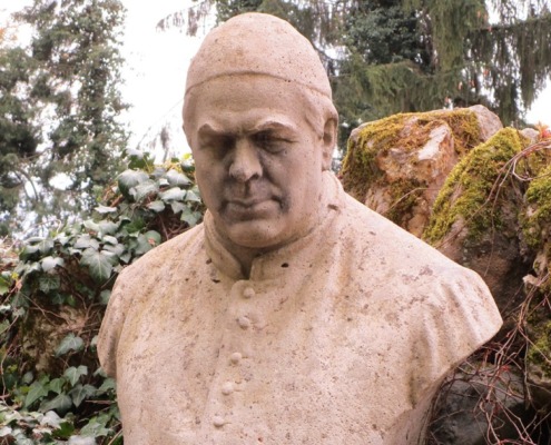 Kneipp Gedenkstein mit Büste in Neuburg an der Donau