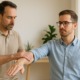 Kinesiologie Muskeltest in heller Praxis – Therapeut prüft den ausgestreckten Arm eines Patienten auf Blockaden.
